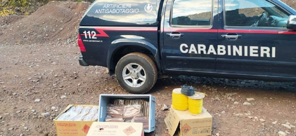 Mette ordine nella soffitta del padre e trova 70 chilogrammi di dinamite